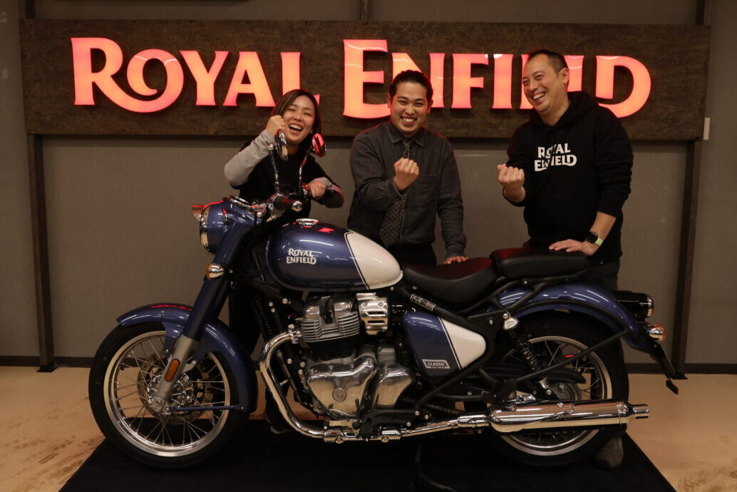 右から、バイクショップCHRONICLE代表の山口雅史さん、ロイヤルエンフィールド千葉店長の町頭アラン彩樹さん、広報の中村泰子さん。