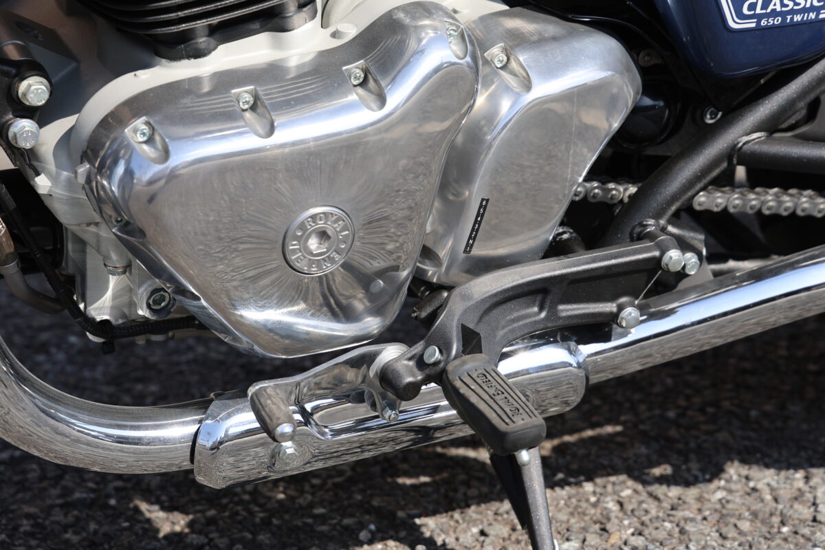 既製品や汎用パーツではなく、自社のブランドをしっかリ意識してデザインされたクロームメッキ仕上げのスイッチボックス。クラシック650は塗装された他の650シリーズとは違いアルミ素地ならではの“半ツヤ”の質感が楽しめる。