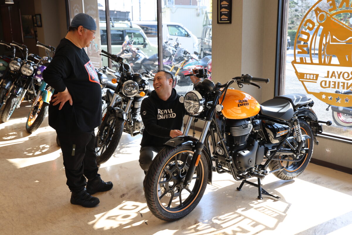 オーナーたちの出会いの場となり、自然発生的なコミュニティを形成できる昔ながらのバイクショップの姿がロイヤルエンフィールドにはある。