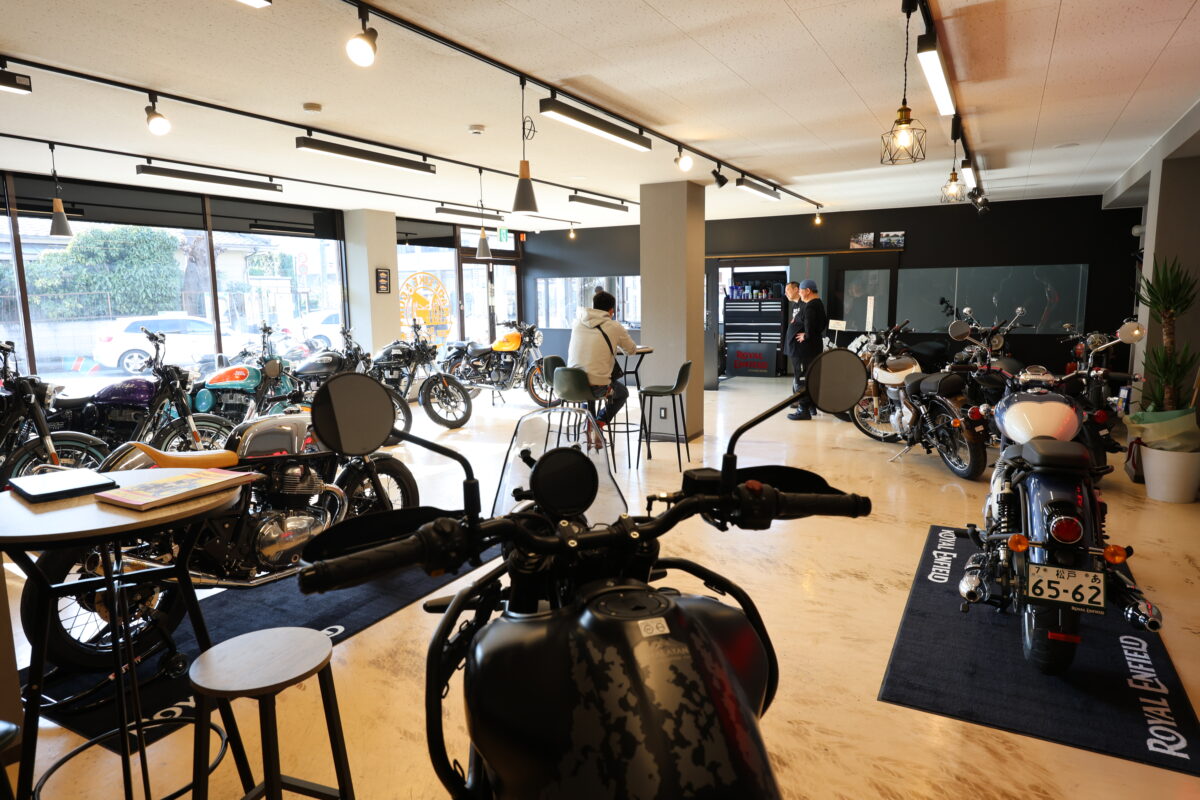 広々とした明るい店内は入りやすく居心地もいい。