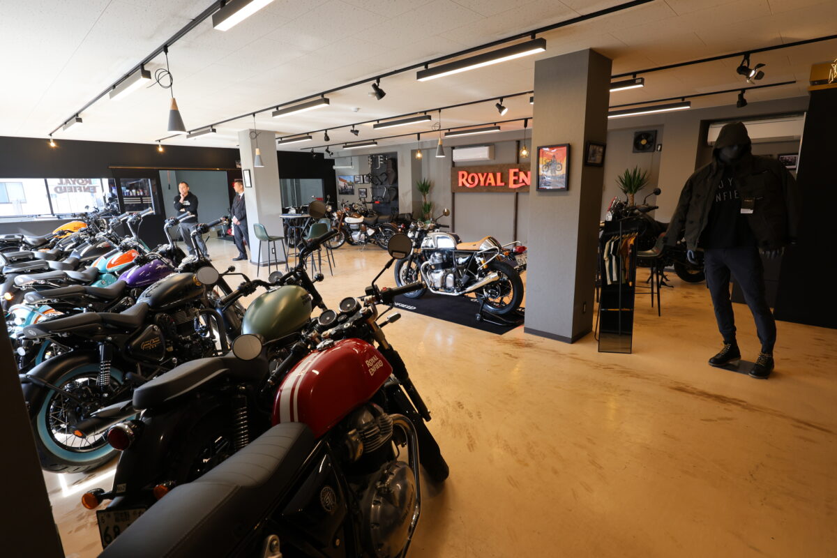 店内には車両のほか、アパレルなども多数展示。