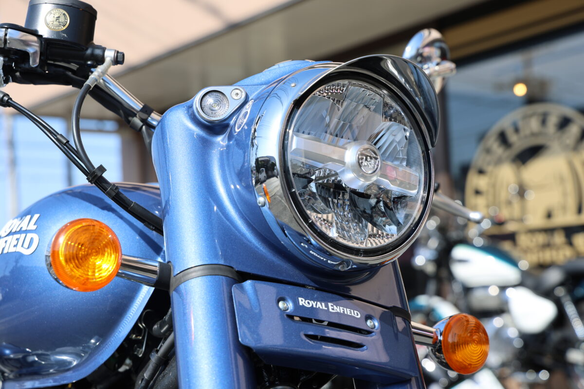 フルカバータイプのフォークガードやヘッドライト脇のタイガーアイはひと目でロイヤルエンフィールドだとわかるアイコン。クラシック650はそんなロイヤルエンフィールドらしさに溢れている。
