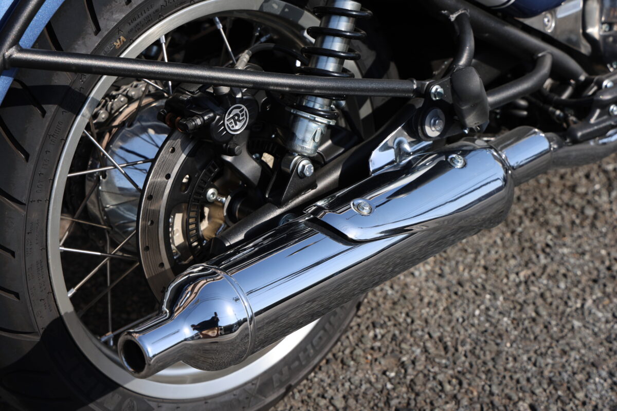 中央部を太く、エキパイとエンドを細く絞った形状のキャブトンタイプマフラーを採用。