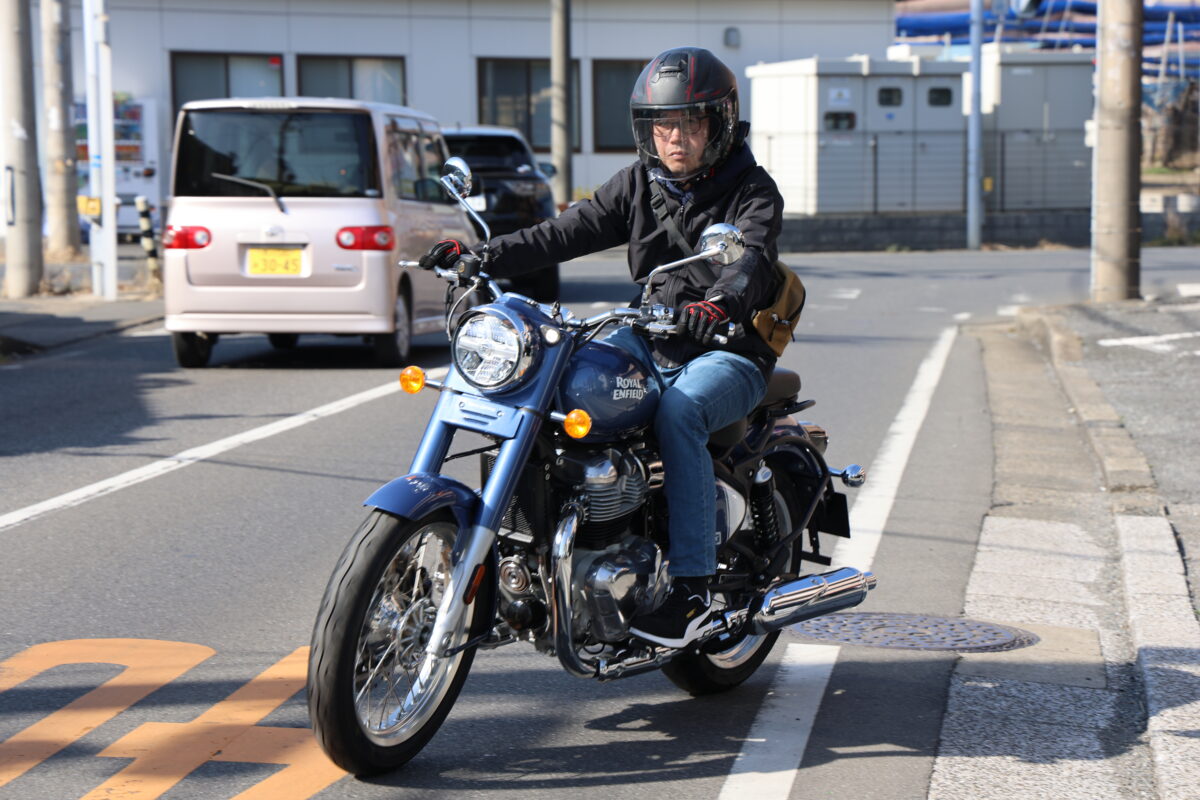 ロイヤルエンフィールド千葉店では予約優先ではあるものの、枠が空いていれば試乗が可能。しかも厳しい時間制限などなく、“自宅が近いので車庫に入るか確かめたい”なんて要望にもフレキシブルに対応している。