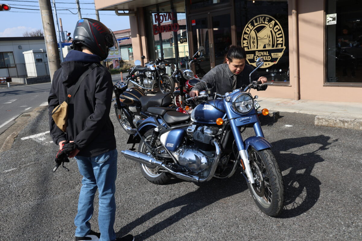 242kgの車体の押し引きは決して軽いものではないが、走り出せば不思議とこの重さを感じなくなるとのことであり、乗ってみると実際その通り！！