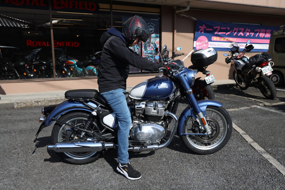 シート高は800mm。実際の足着きはクラシック650→ショットガン650→スーパーメテオ650の順でよくなっていくが、乗れば扱える自身もつく。