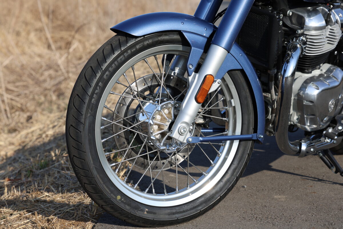 兄弟モデルがフロント18インチなのに対し、大きめの19インチでワイヤースポークホイールでフロントフォークも正立フォーク。