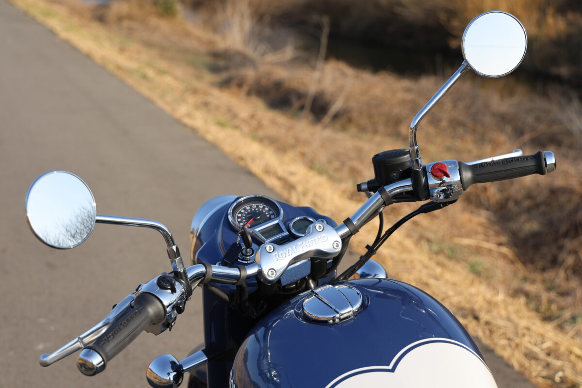 ハンドル幅はクラシック650（800㎜）、ショットガン650（820㎜）、スーパーメテオ650（890㎜）と、兄弟モデルの中では最もコンパクト。