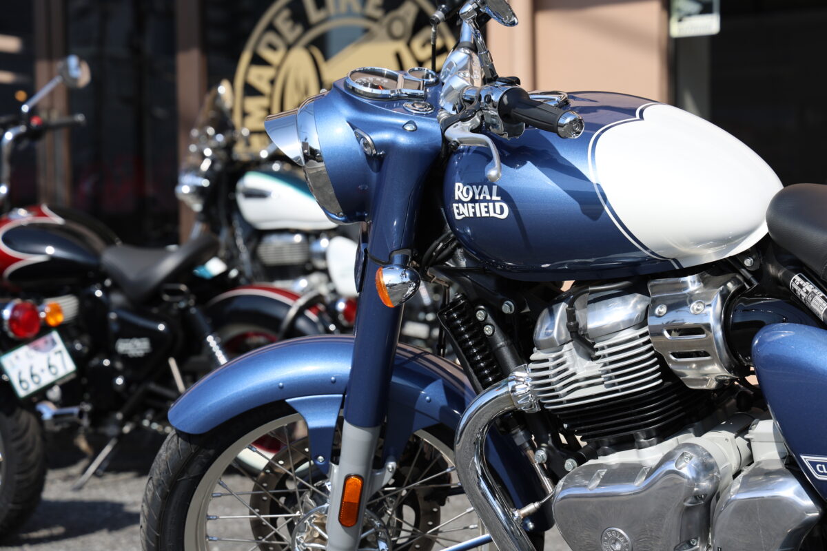 カラーリングよって差はあれど約100万円というお求めやすい価格のクラシック650。写真はクラシック650 BASEのBruntingthorpe Blueカラーで価格は100万2100円。