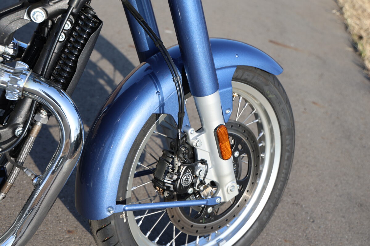 クラシック650の前後のフェンダーは本物志向のスチール製。価格重視であれば真っ先にプラスチック化される部分だ。