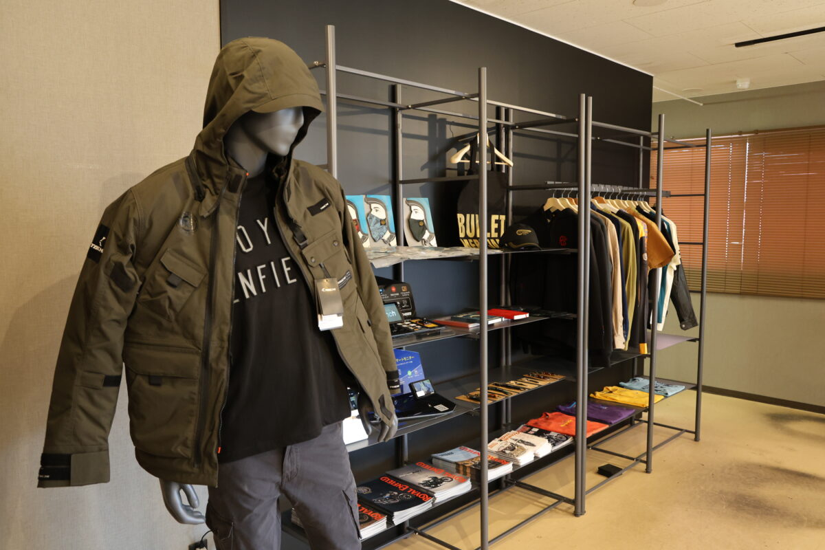ロイヤルエンフィールドはライディングウエアやアパレルなども展開。バイクライフをトータルでコーディネイトすることが可能だ。