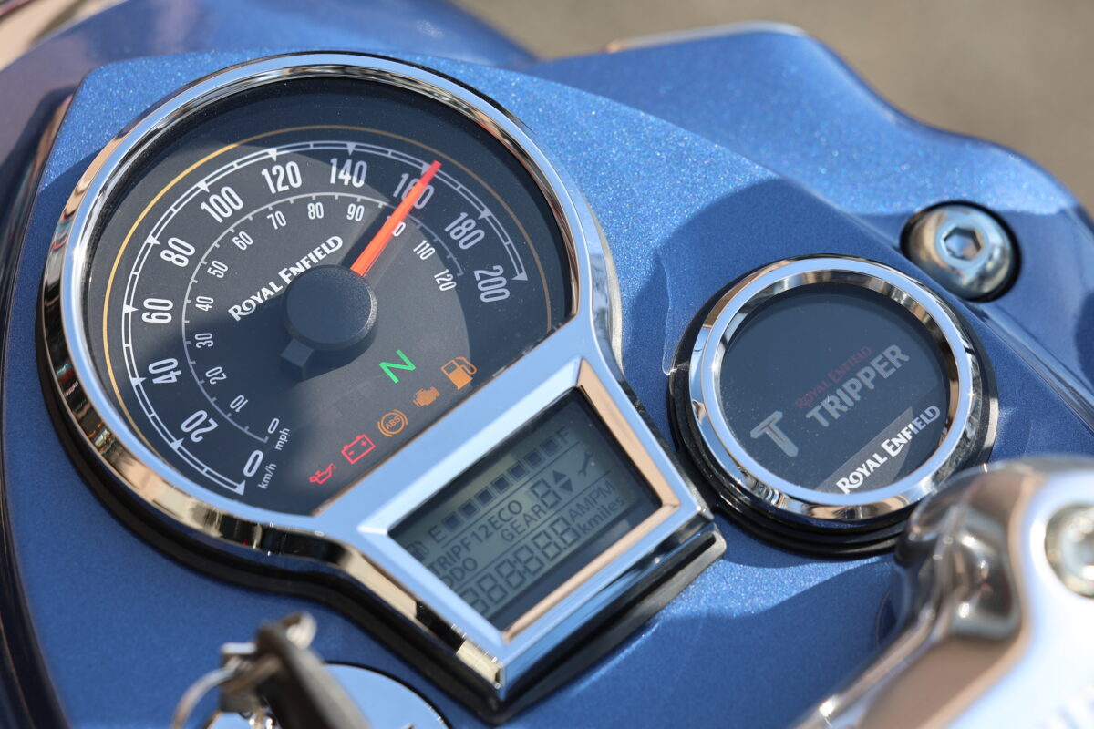 クラシカルなメーターでありながら、スマートフォンとのリンク機能を備え、ナビ表示（一部のモデルはターンバイターンのみの表示）など最新の技術もしっかり取り入れているロイヤルエンフィールド。