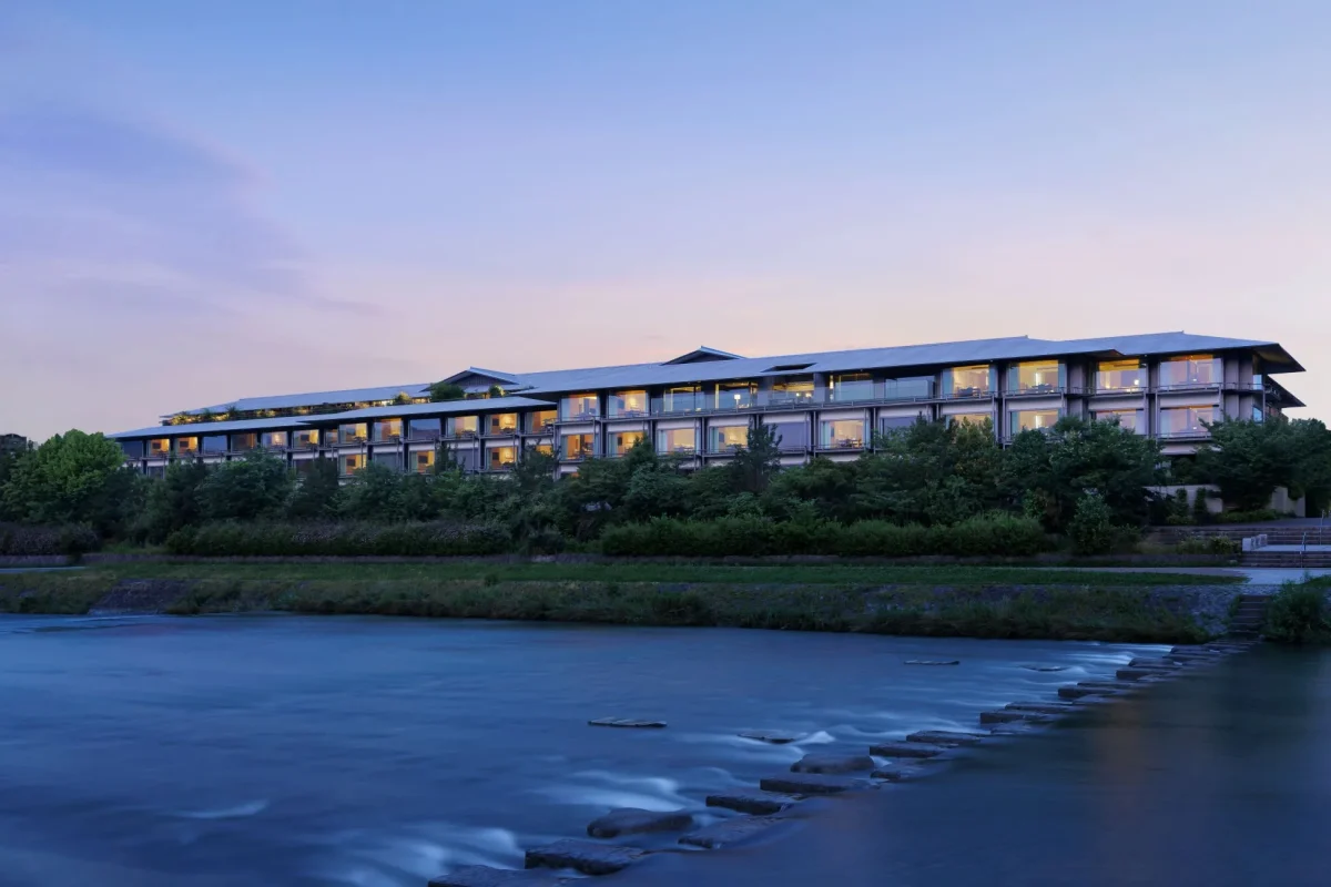 夕暮れ時のホテル