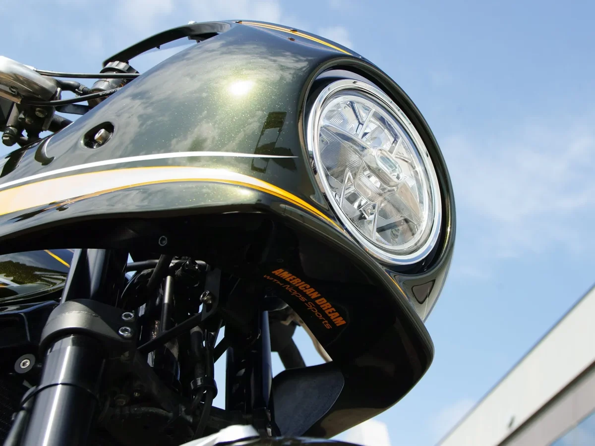 バイクのヘッドライト部分のクローズアップ写真