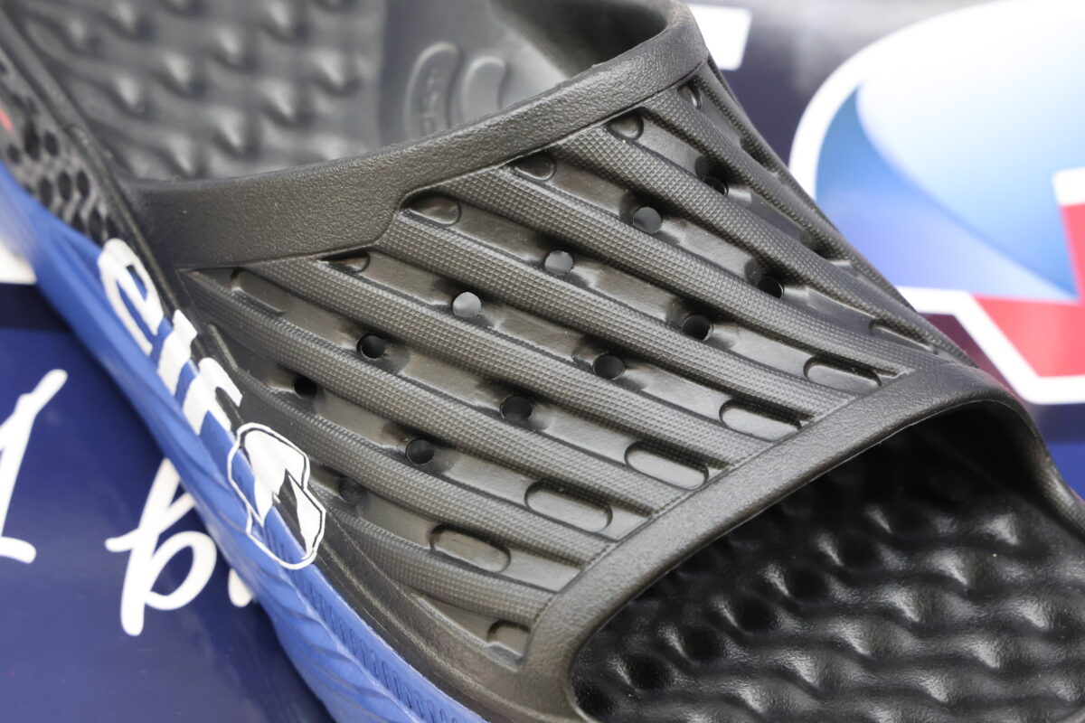 履くことで足裏を刺激し疲労回復を促すリカバリーサンダル。