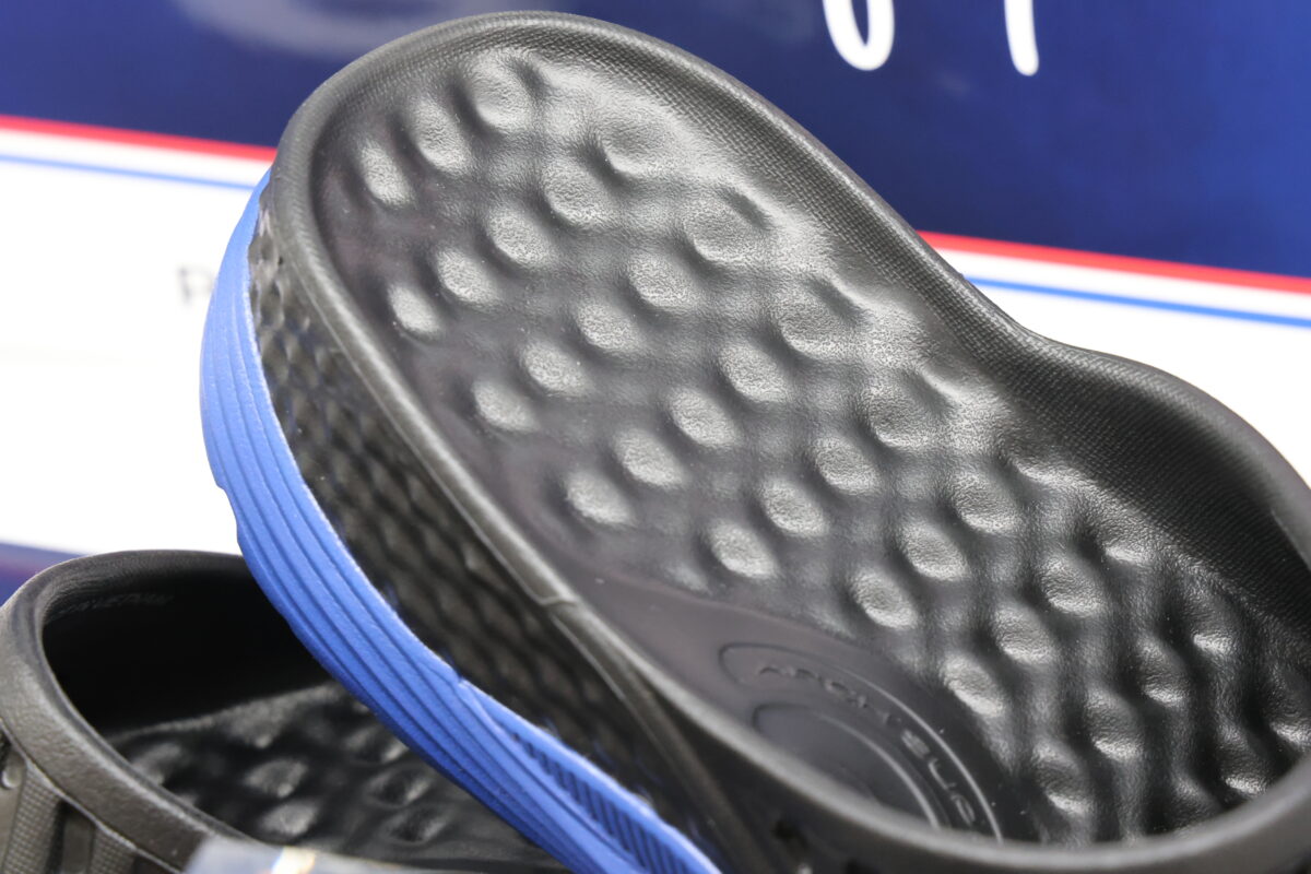 履くことで足裏を刺激し疲労回復を促すリカバリーサンダル。