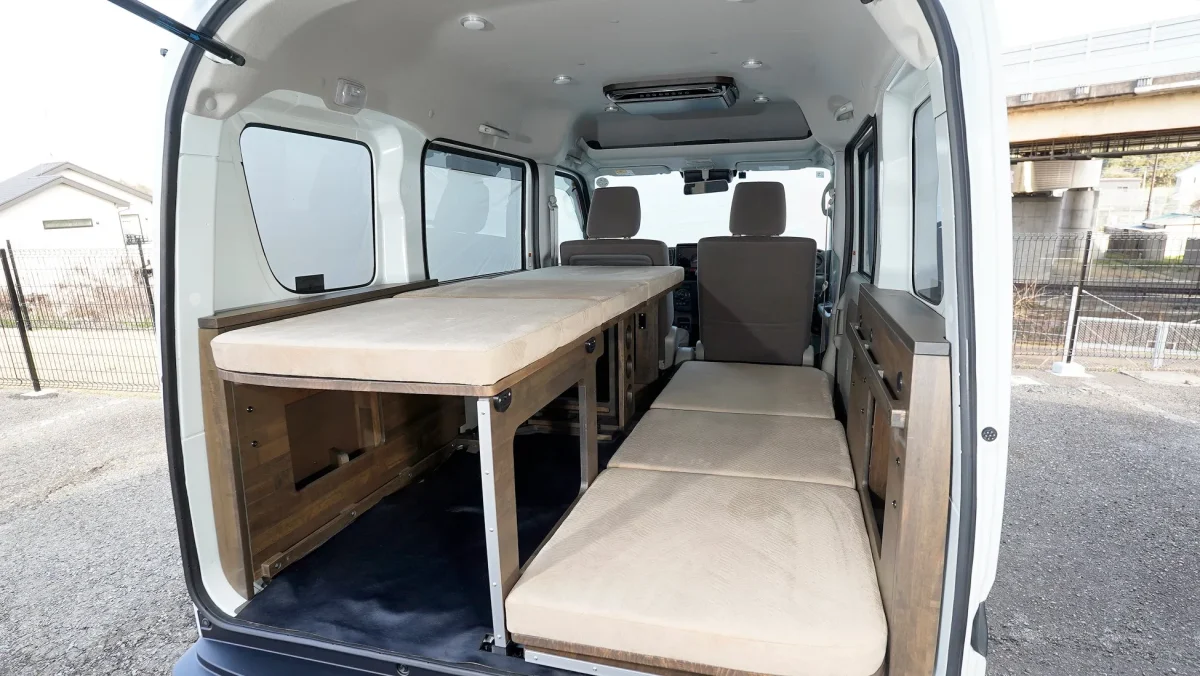 木目調で落ち着いた雰囲気の車内