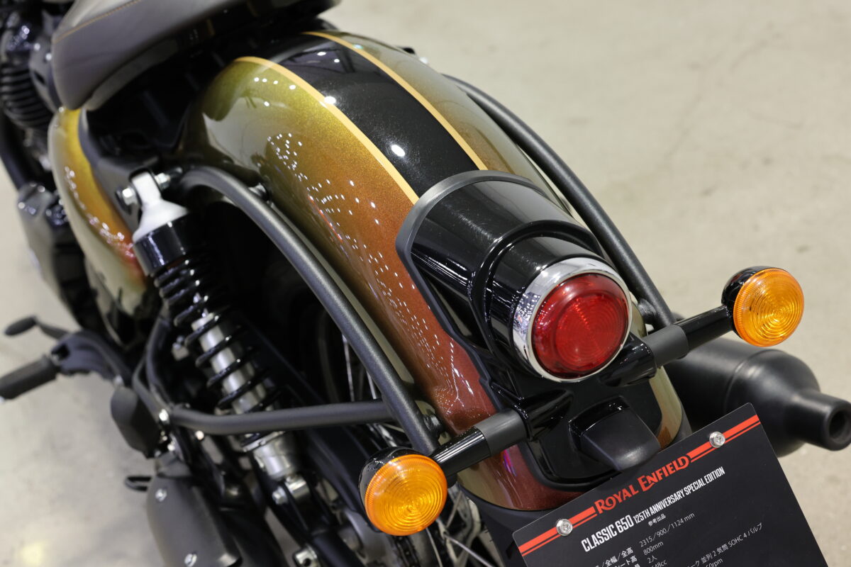 光の角度によって赤から金、そのグラデーションの表情が流れるように変化するハイパーシフトと呼ばれる特殊な塗装を採用