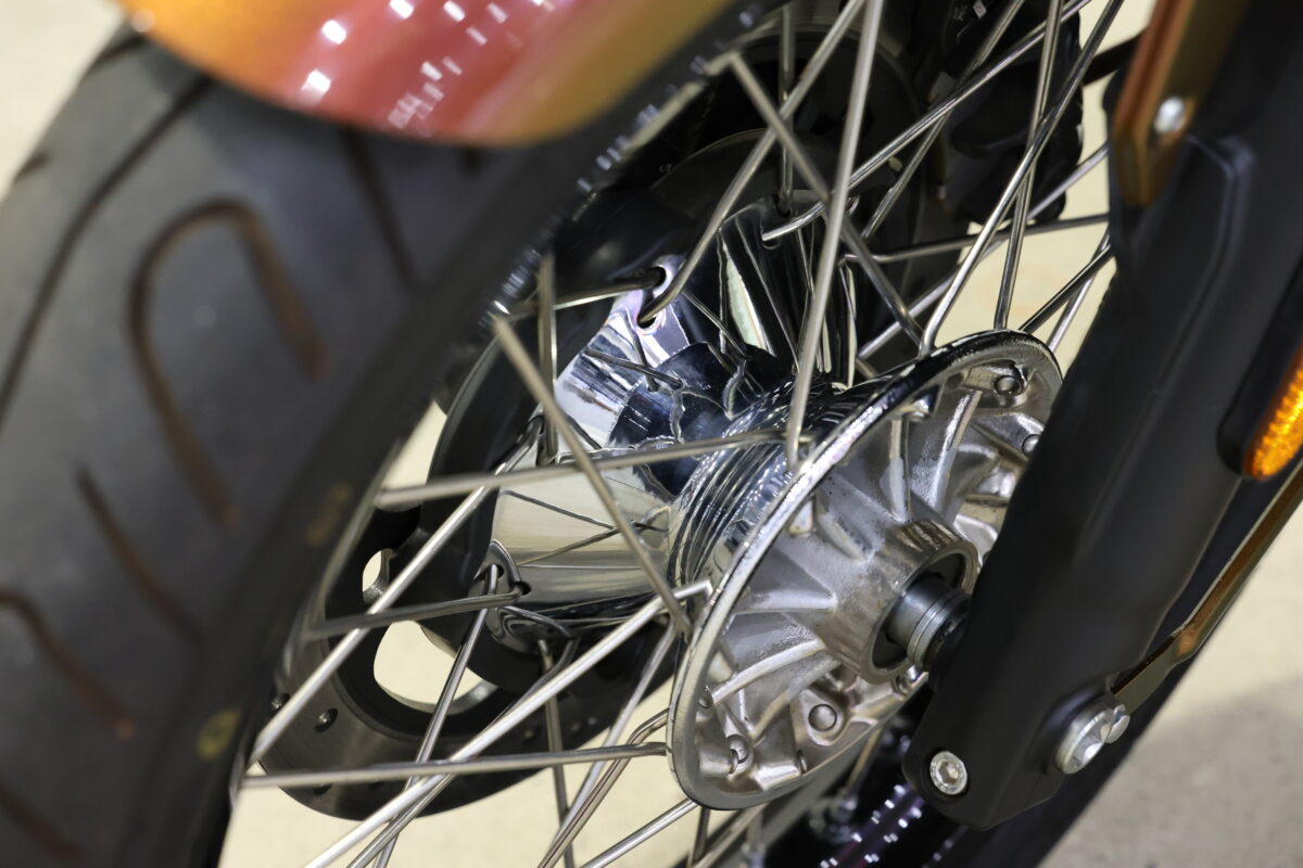 前後のアクスルハブはメッキ仕上げ