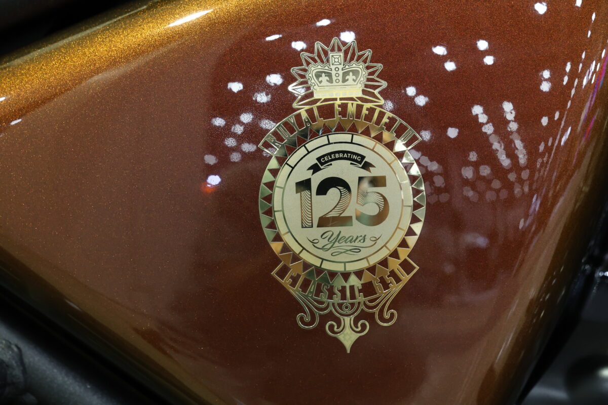 サイドカバーには「125YEARS」の金のエ ンブレムがあしらわれている