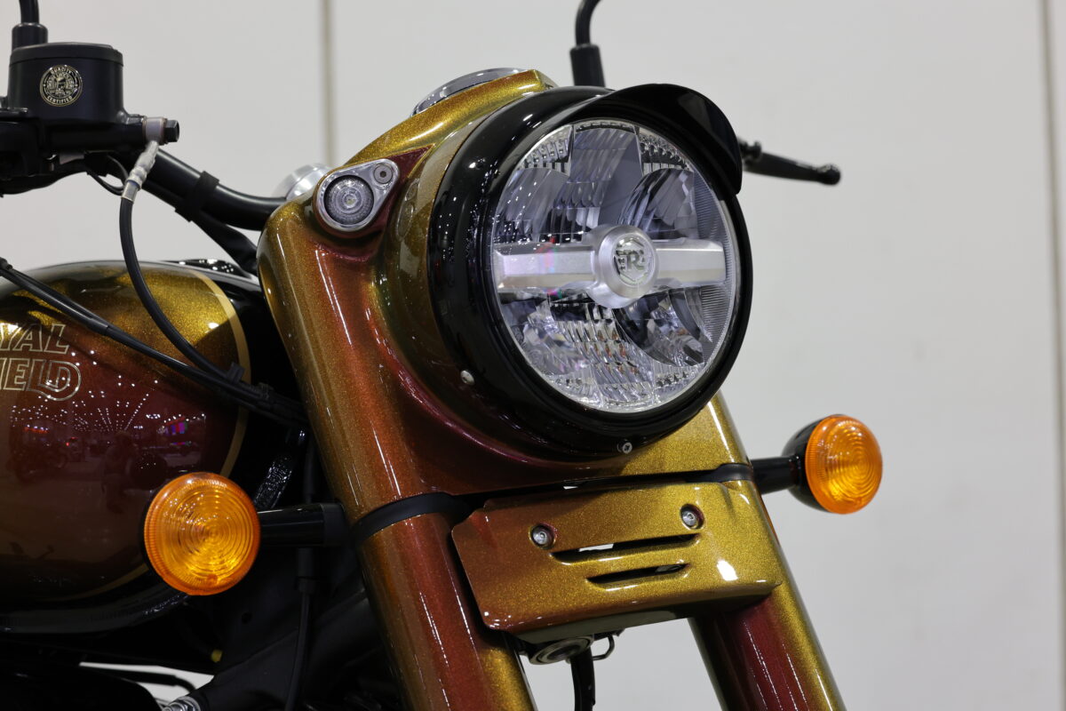 ヘッドライト＆フロントフォークを覆うヘッドライトナセル