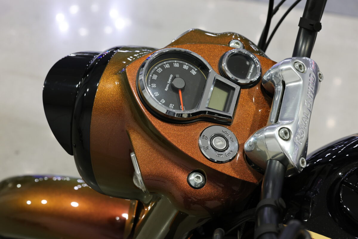 ヘッドライトのキャスケット（ツバ）もブラック塗装