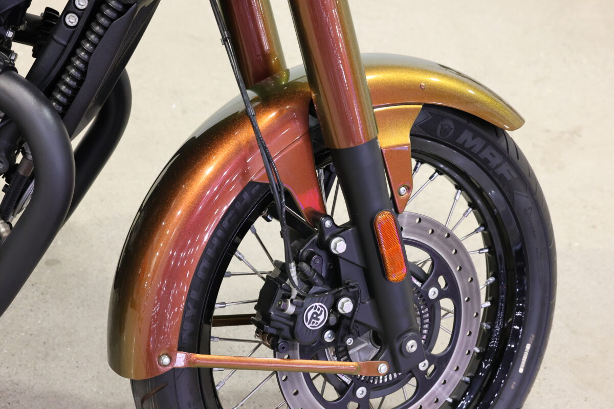 光の角度によって赤から金、そのグラデーションの表情が流れるように変化するハイパーシフトと呼ばれる特殊な塗装を採用