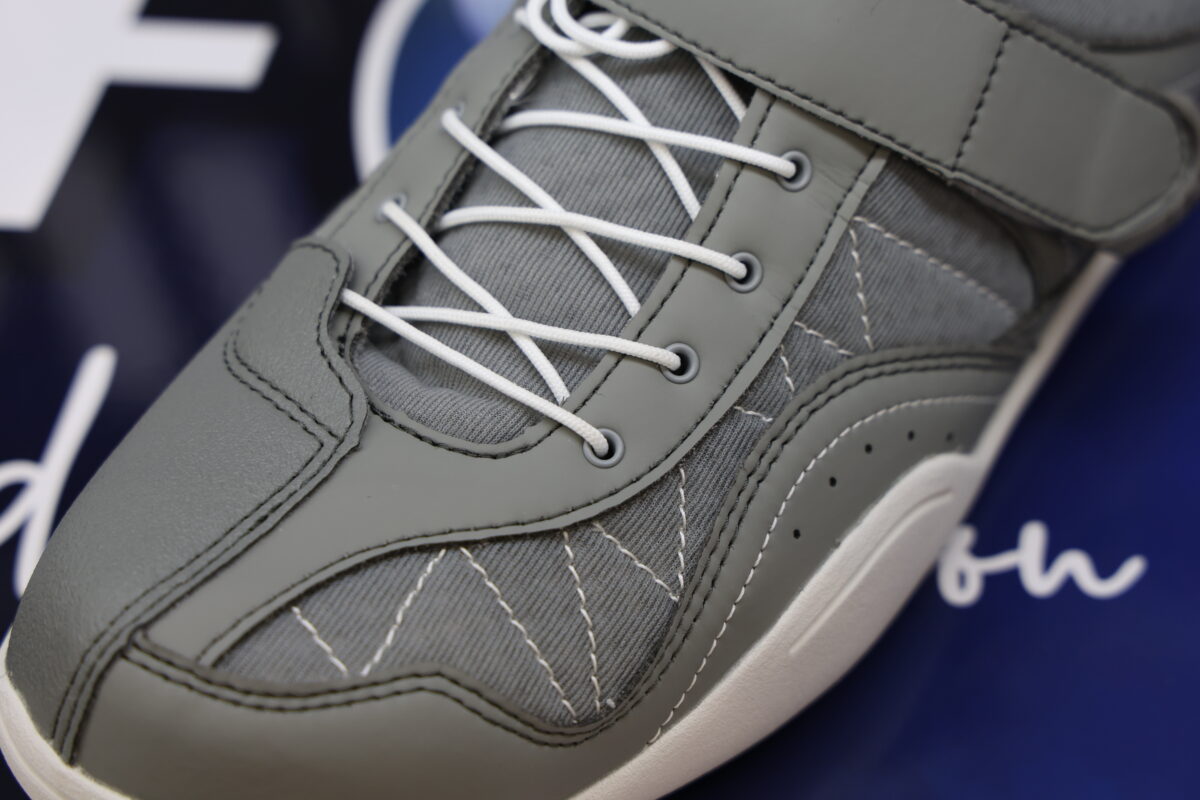 甲やサイドにメッシュ素材を採用するとともに、通気性のいいインソールや内装を使うことで走行時はもちろん、歩行時にも効果的に内部のムレを逃す工夫が盛り込まれている。