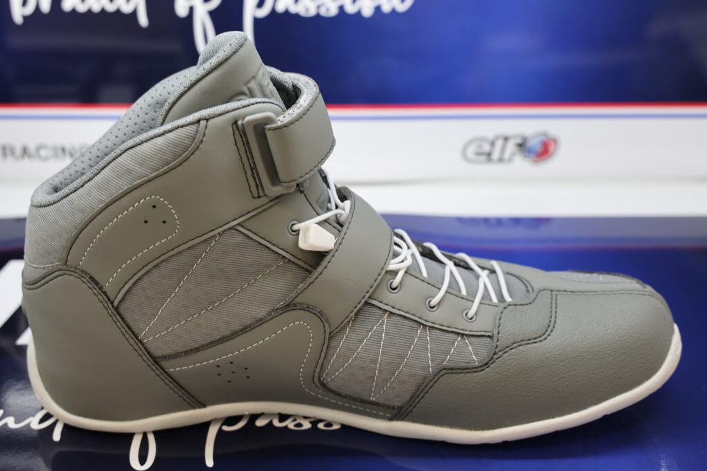 今回のモデルチェンジでは、シューレースの構造を変更してより使いやすくした他、カラーリングにカジュアルなブラックとグレーを採用しているのもポイント。