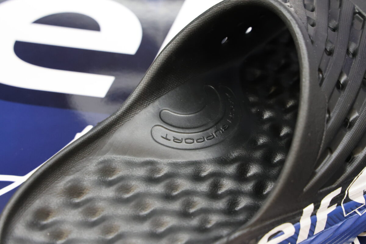 履くことで足裏を刺激し疲労回復を促すリカバリーサンダル。