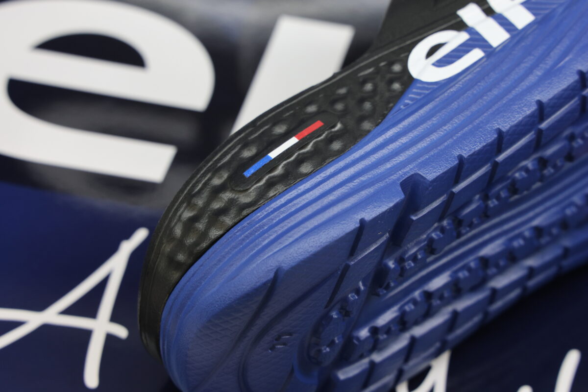 広島化成ではライディングシューズだけでなく総合シューズメーカーとしてリカバリーサンダルも手がけており、今季からelf footwearにも『elf Recovery Sandals ELR001』がライナップに加わることになった。