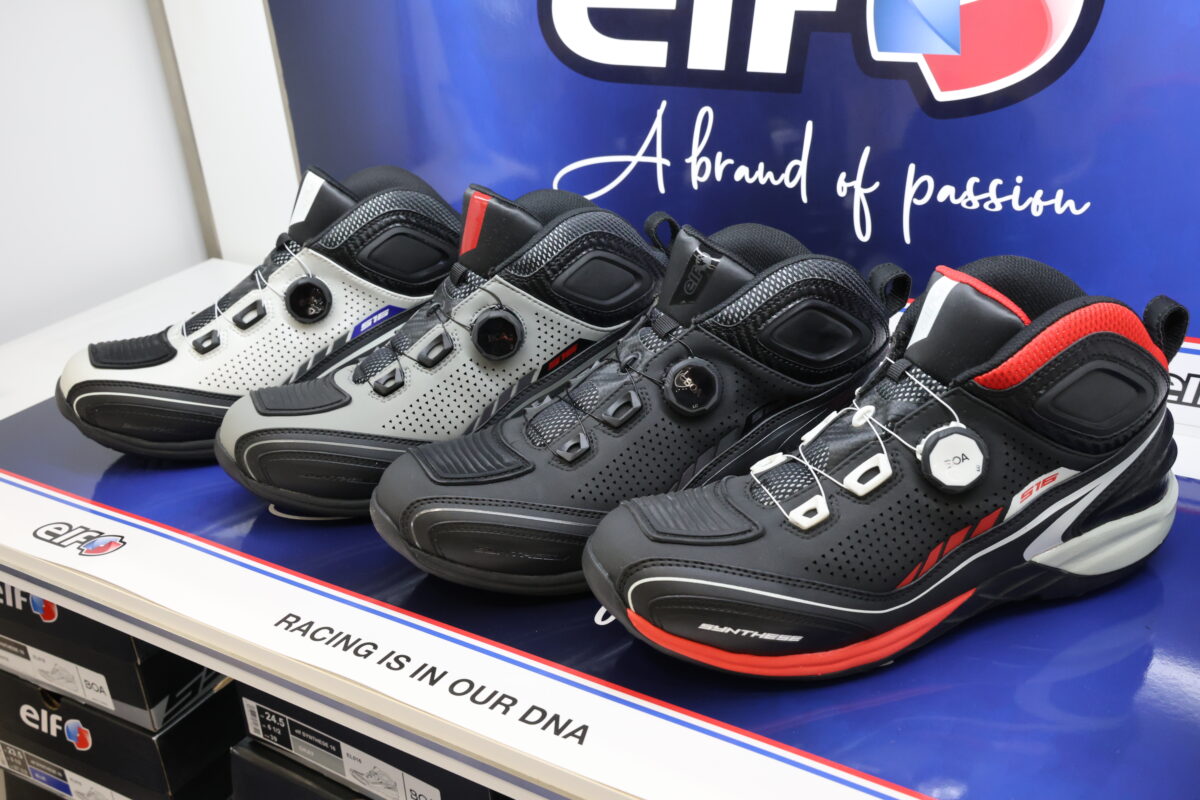 シフトパッドやリフレクターにプロテクション機能と、ライディングシューズとしての基本性能をおさえながら、ローカットデザインで履き心地が軽い『elf SY NTHESE 16/ELO16』。