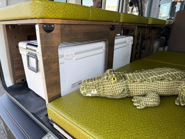 車内インテリア：ベッドフレームとクーラーボックス