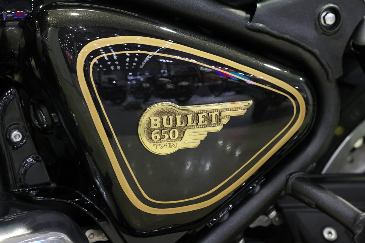 サイドカバーにもヴィンテージ調の立体ウイングエンブレム