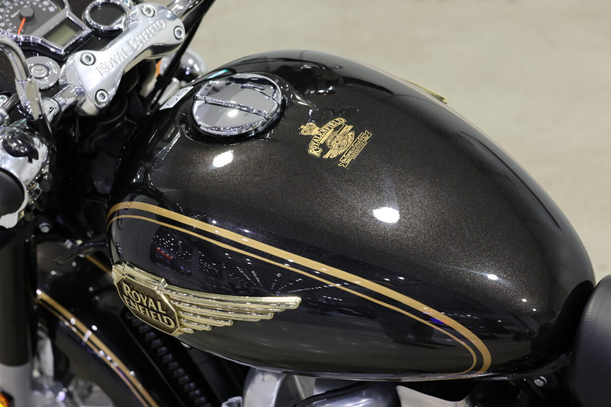 タンクには塗装職人が一つ一つ筆入れするピンストライプ