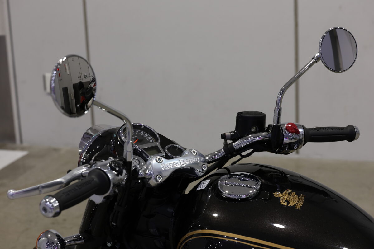 『ブリット650』のハンドル