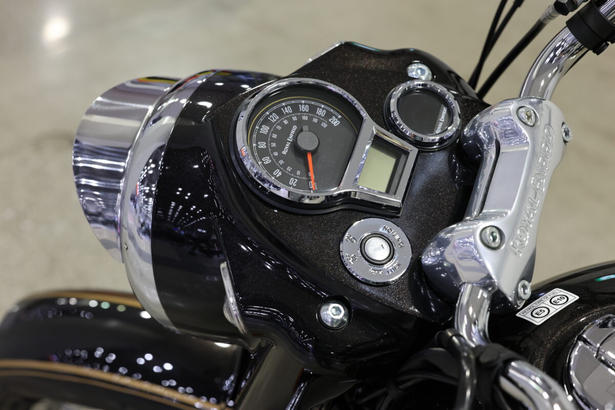 キャスケット（ツバ）付きのヘッドライト