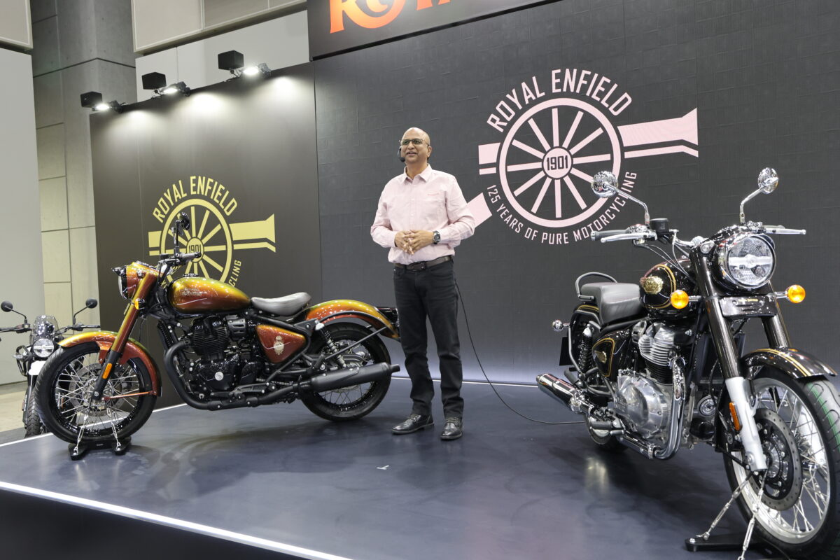 左『CLASSIC 650 125TH YEAR ANNIVERSARY SPECIAL EDITION』、右『BULLET 650』