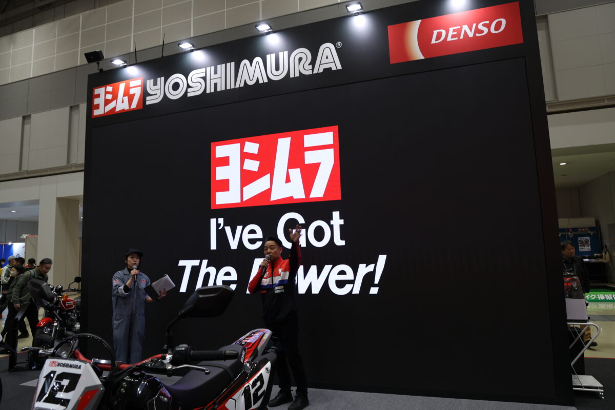 ブース正面には超大型LEDスクリーンが鎮座