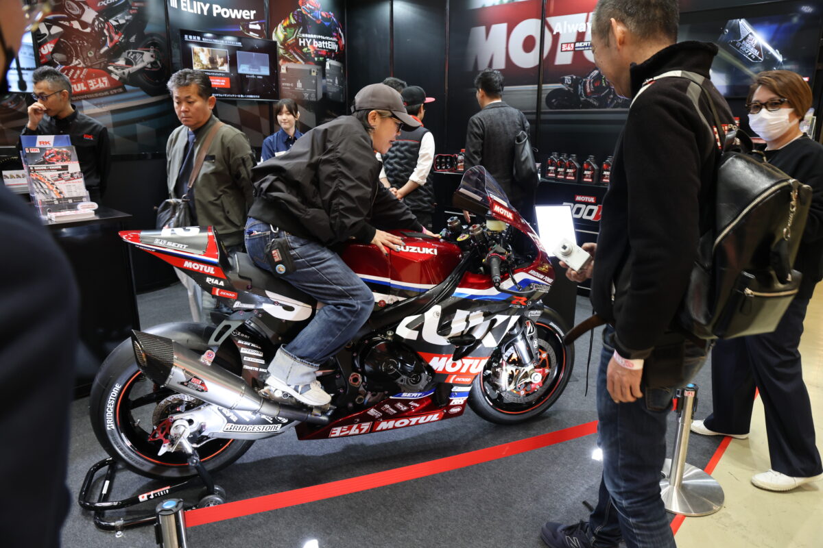 なんと世界耐久選手権（EWC）参戦マシン・GSX-R1000RにまたがりOK!!