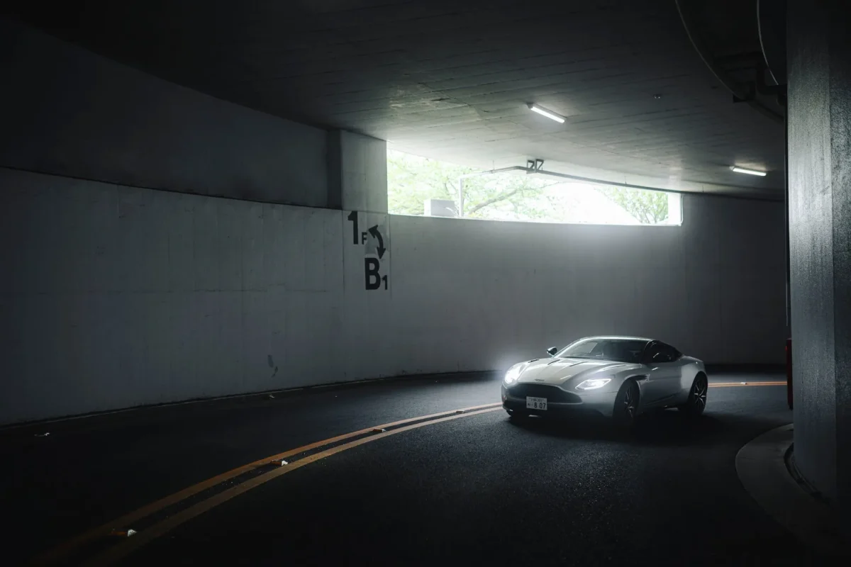 トンネルから出てくる銀色のスポーツカー