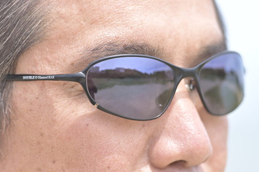 紫外線及び可視光線の強い晴天の日中では、ここまでレンズに色がつき、ミラー効果も強くなる。