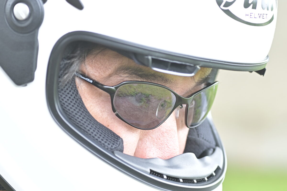 他の「ライディングアイウエア」同様、フルフェイスヘルメットで前傾姿勢が強めのバイクに乗ってもしっかり視界を確保