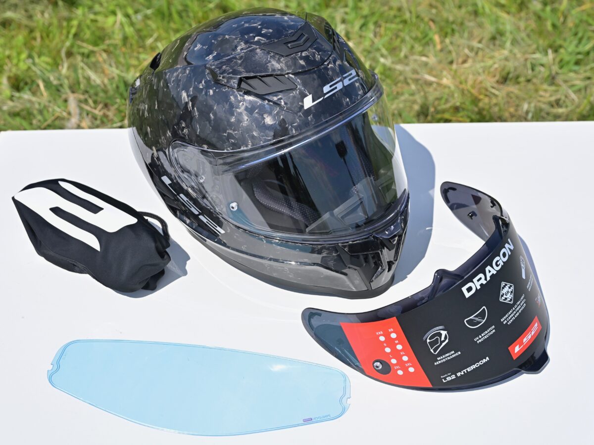 DRAGONは付属品もピンロックシート×1、ダークスモークシールド(試供品)×1、ヘルメットポーチ×1と豊富。