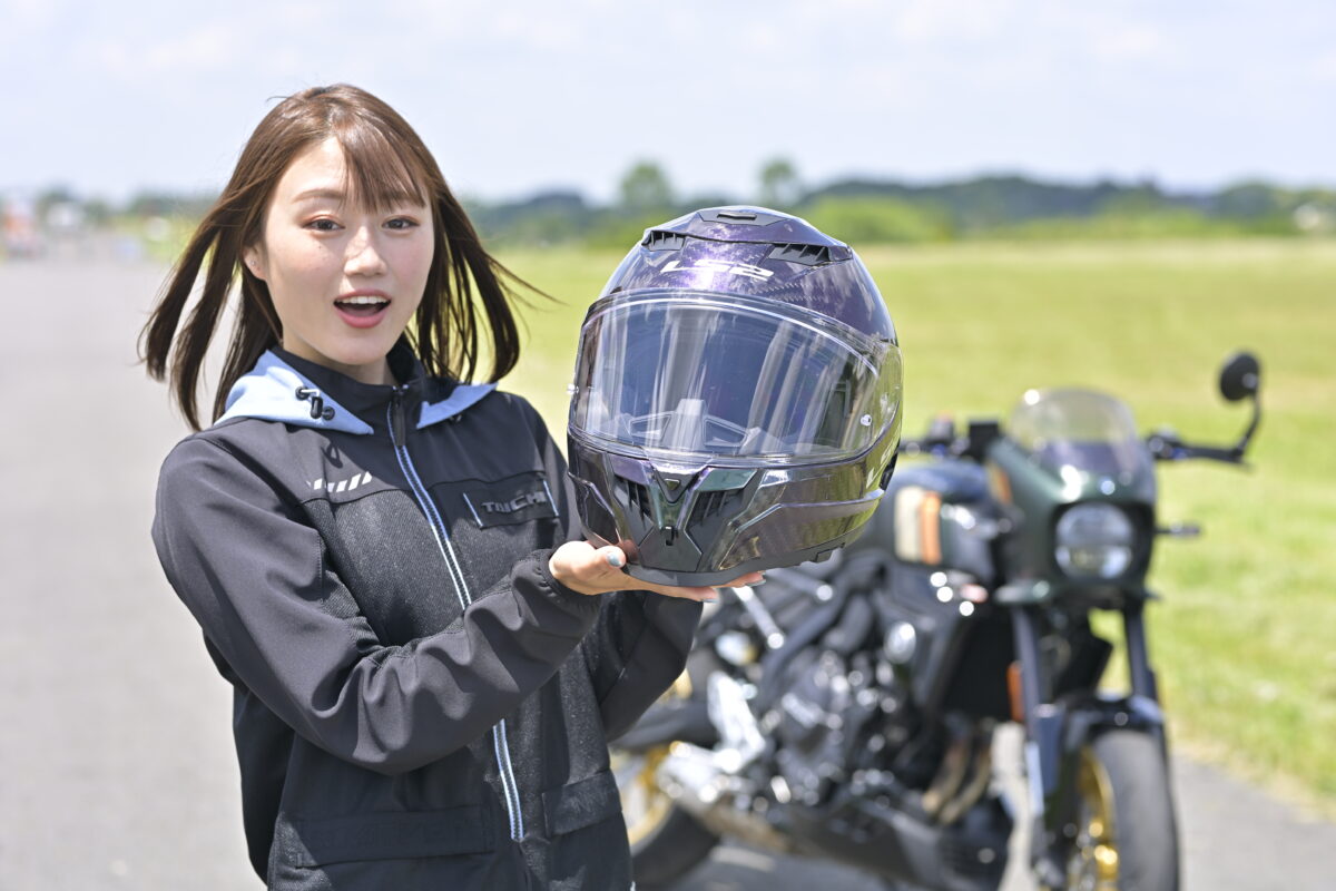 手に取った瞬間、その軽さに驚きました! 流石はカーボンヘルメットです。