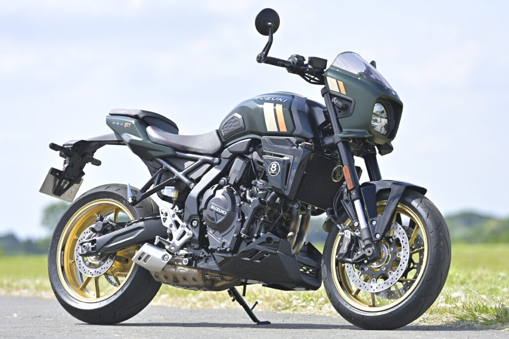 GSX-8TT パールマットシャドーグリーン(QU5):1,386,000円