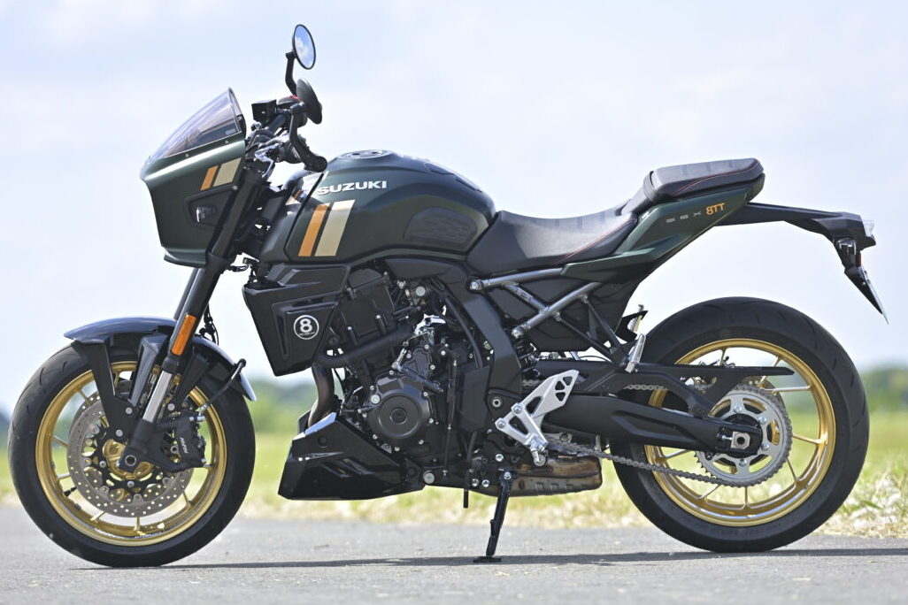 GSX-8TTのカラーリングは、写真のパールマットシャドーグリーン(QU5)と、赤いホイールが特徴的なグラススパークルブラック(YVB)。