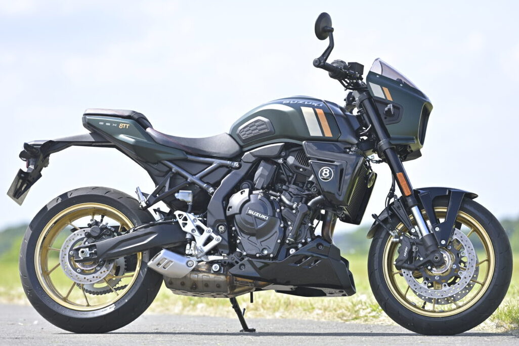 GSX-8TTのカラーリングは、写真のパールマットシャドーグリーン(QU5)と、赤いホイールが特徴的なグラススパークルブラック(YVB)。