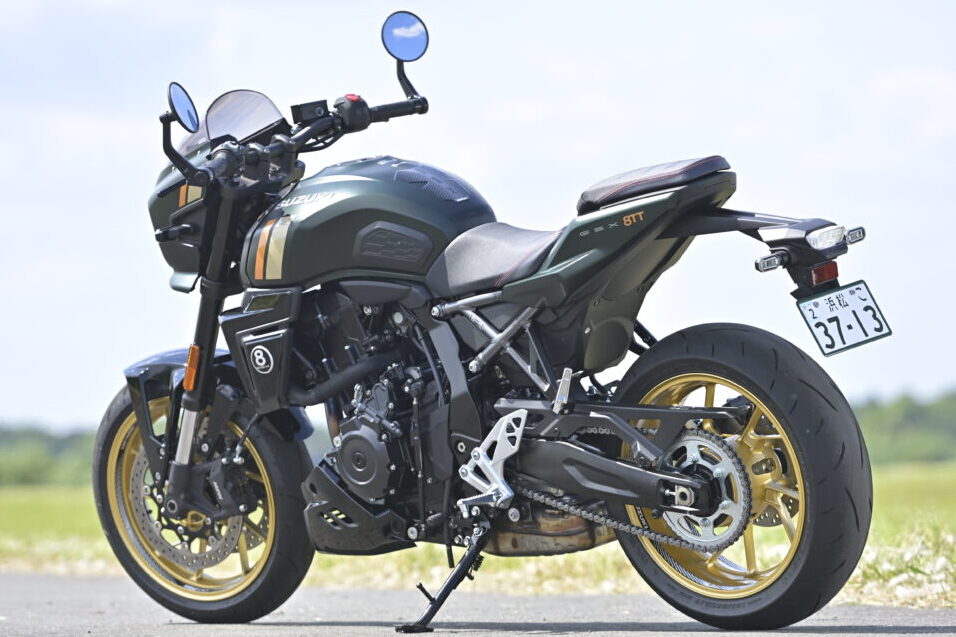 GSX-8TTのカラーリングは、写真のパールマットシャドーグリーン(QU5)と、赤いホイールが特徴的なグラススパークルブラック(YVB)。