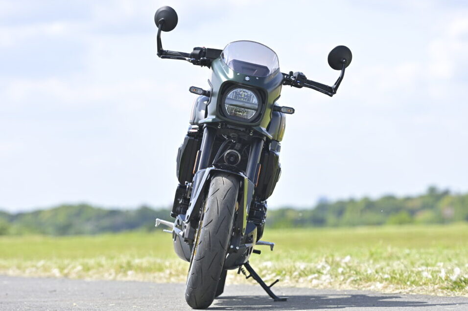 GSX-8TTのカラーリングは、写真のパールマットシャドーグリーン(QU5)と、赤いホイールが特徴的なグラススパークルブラック(YVB)。